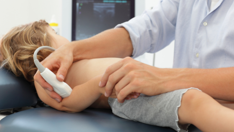 Dra. Thaline Neves explica como o ultrassom ortopédico é essencial para detectar lesões em músculos e tendões com precisão.
