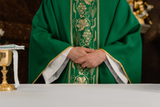 Pe. Dr. Jose Eduardo de Oliveira e Silva destaca a Missa como fonte de unidade e vida espiritual.