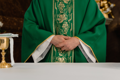 Pe. Dr. Jose Eduardo de Oliveira e Silva destaca a Missa como fonte de unidade e vida espiritual.