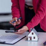 Alex Nabuco dos Santos reforça como os seguros imobiliários são aliados essenciais em tempos de instabilidade climática.