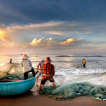 Joel Alves explica como o aquecimento global afeta os ecossistemas aquáticos e a rotina dos pescadores.