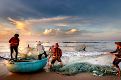 Joel Alves explica como o aquecimento global afeta os ecossistemas aquáticos e a rotina dos pescadores.