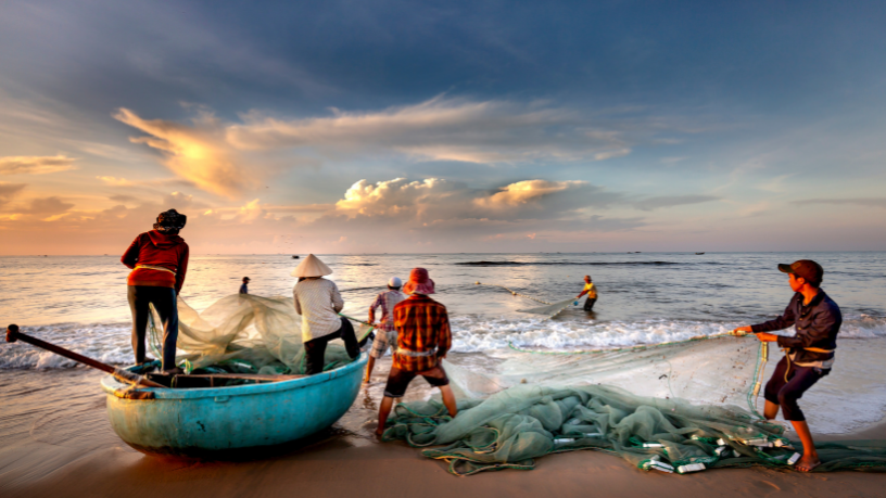 Joel Alves explica como o aquecimento global afeta os ecossistemas aquáticos e a rotina dos pescadores.