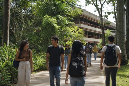 Campus universitário em uma cidade de fronteira amazônica, com estudantes caminhando por uma área externa arborizada, sem textos, logotipos ou placas legíveis