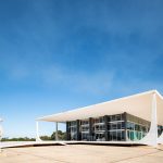 Fachada do Supremo Tribunal Federal em Brasília, sob céu azul.