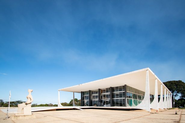 Fachada do Supremo Tribunal Federal em Brasília, sob céu azul.