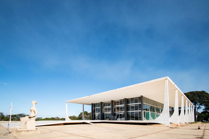 Fachada do Supremo Tribunal Federal em Brasília, sob céu azul.