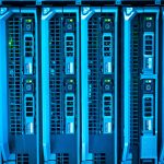 Racks de servidores iluminados em um moderno data center.