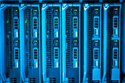 Racks de servidores iluminados em um moderno data center.