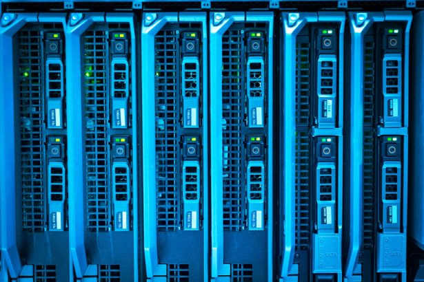 Racks de servidores iluminados em um moderno data center.