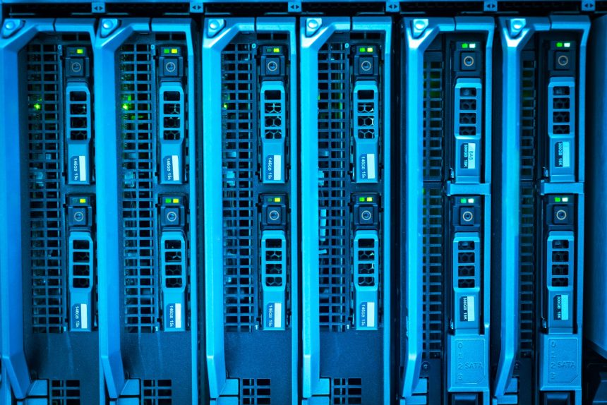 Racks de servidores iluminados em um moderno data center.