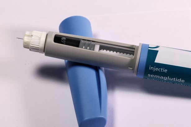 Caneta injetável de semaglutida sobre superfície lisa.
