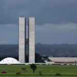 Vista do Congresso Nacional em Brasília, com suas cúpulas e prédios modernistas.
