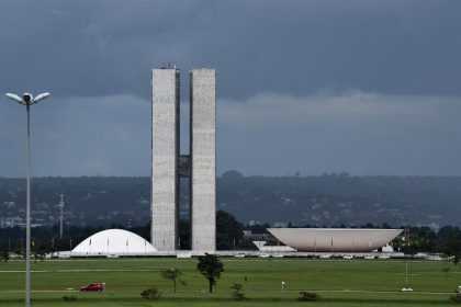 Vista do Congresso Nacional em Brasília, com suas cúpulas e prédios modernistas.