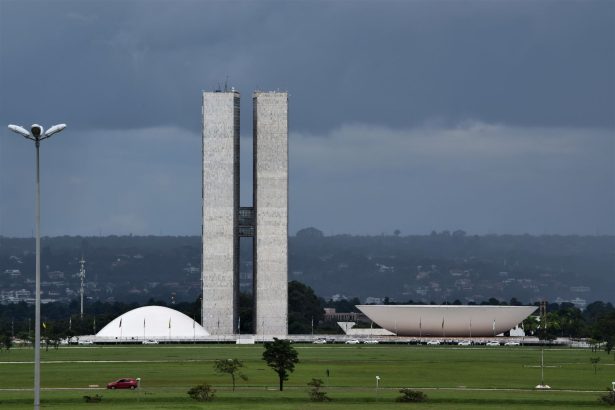 Vista do Congresso Nacional em Brasília, com suas cúpulas e prédios modernistas.