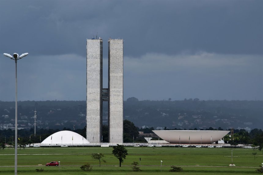 Vista do Congresso Nacional em Brasília, com suas cúpulas e prédios modernistas.