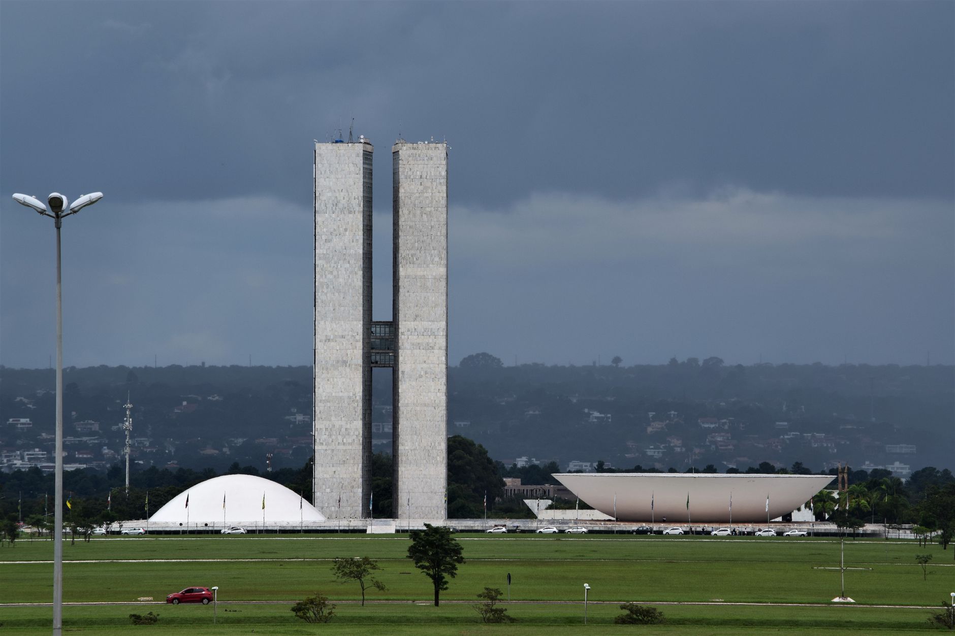 Vista do Congresso Nacional em Brasília, com suas cúpulas e prédios modernistas.