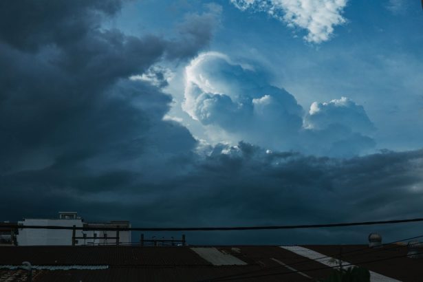 Nuvens carregadas se formando sobre telhados de uma área urbana durante uma tempestade