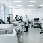 Pesquisadores trabalham em um laboratório equipado com instrumentos científicos e tecnologia avançada.