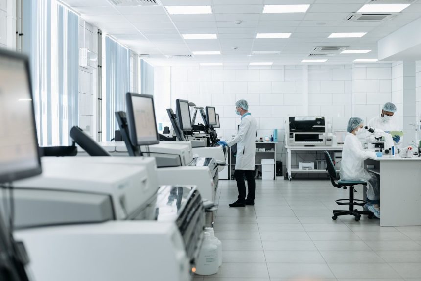 Pesquisadores trabalham em um laboratório equipado com instrumentos científicos e tecnologia avançada.