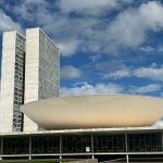 Vista externa do Congresso Nacional do Brasil, em Brasília, sob céu claro.