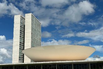 Vista externa do Congresso Nacional do Brasil, em Brasília, sob céu claro.