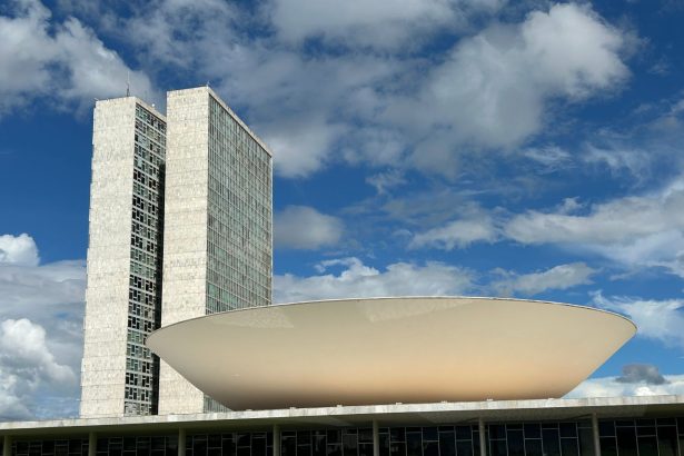 Vista externa do Congresso Nacional do Brasil, em Brasília, sob céu claro.