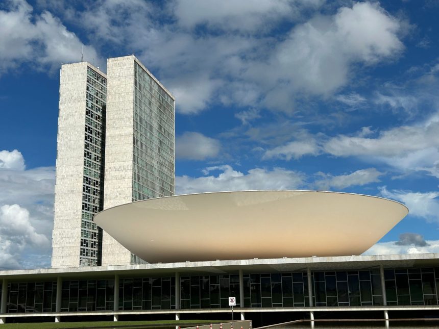 Vista externa do Congresso Nacional do Brasil, em Brasília, sob céu claro.